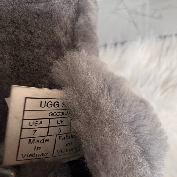 UGG Fluffy Slide Sandals - Size 7 - Cozy & Stylish - Picture 8 of 10